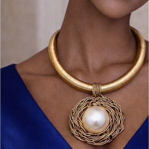 Sophisticated Gold Necklace with Pearl-Centered Staple Pendant